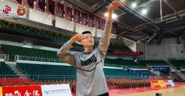 山东男篮离队第一人是他，曾对易建联恶意犯规，山东还能容下他吗