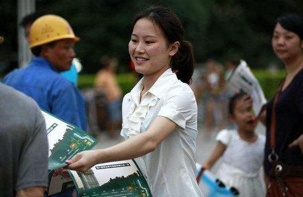 大街上发传单的发单员为什么可以老实发完却不会扔掉传单呢