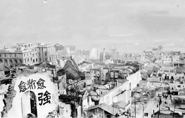 老照片:抗战烽火下乐观的重庆人 兄弟伙围着买彩票 头奖独得20万