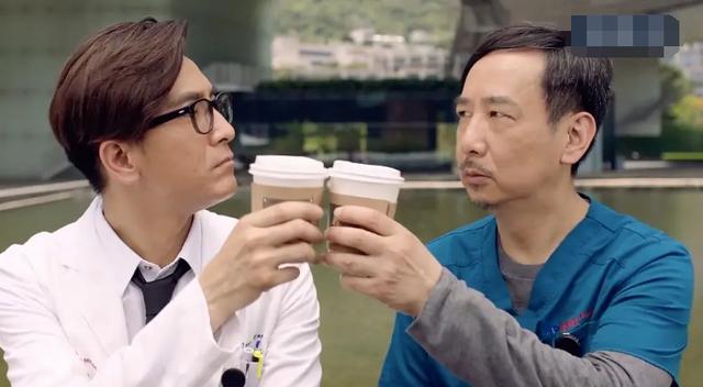 不仅需要在剧中饰演不同角色,蒋志光同时还能用两把不同声线分别演绎