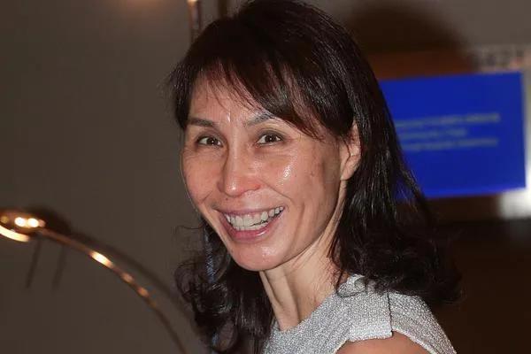 渴望爱的何超凤生在赌王家却羡慕普通人离过婚依然相信爱情