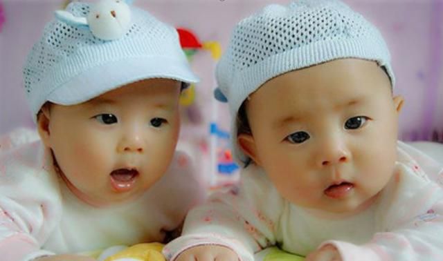 双胞胎宝宝图片真实图片