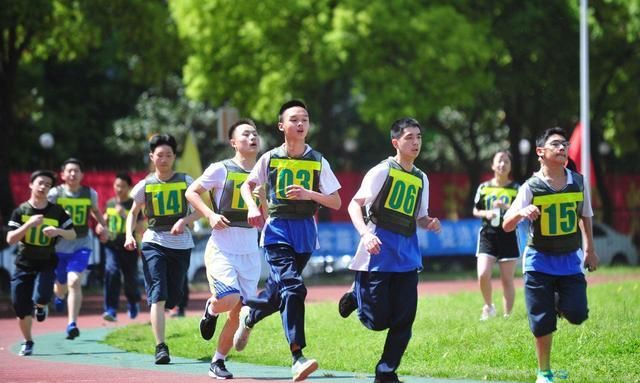 中考1000米怎样跑才能拿高分?体育老师:做好这5点,小菜一碟