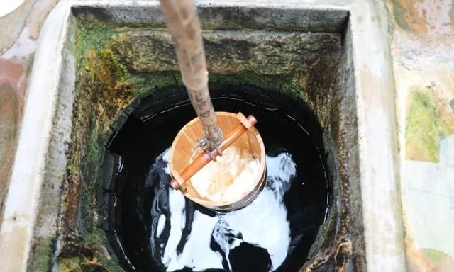 重新架上的打水架及水桶 让我们去听听 当地的居民聊聊 位于城内街二