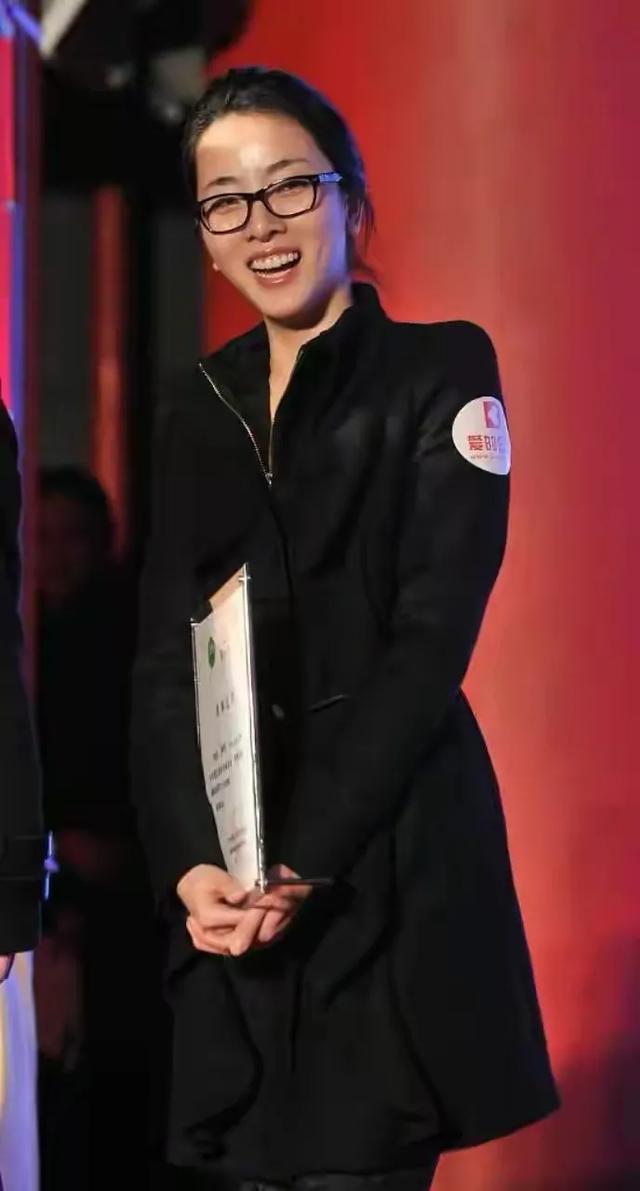 李思思素颜长啥样?穿工装裙戴眼镜似大学生,张嘴大笑彻底放开了