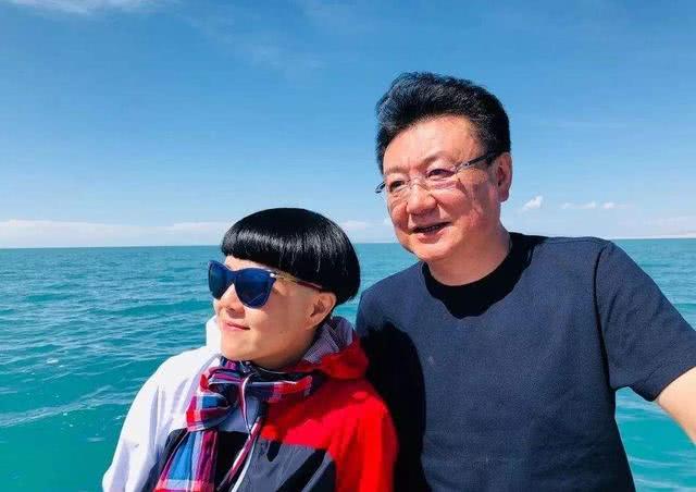 54岁央视主持人金龟子罕见晒与老公王宁合照,甜蜜表白520