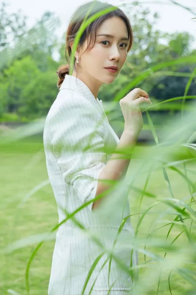 海清都开始认真打扮了,穿西装套装好优雅,就是发型太老气