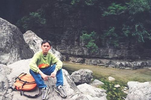 关于翁斐然的消息越来越少,偶尔网上也会曝出他的近照,长大后的他跟小