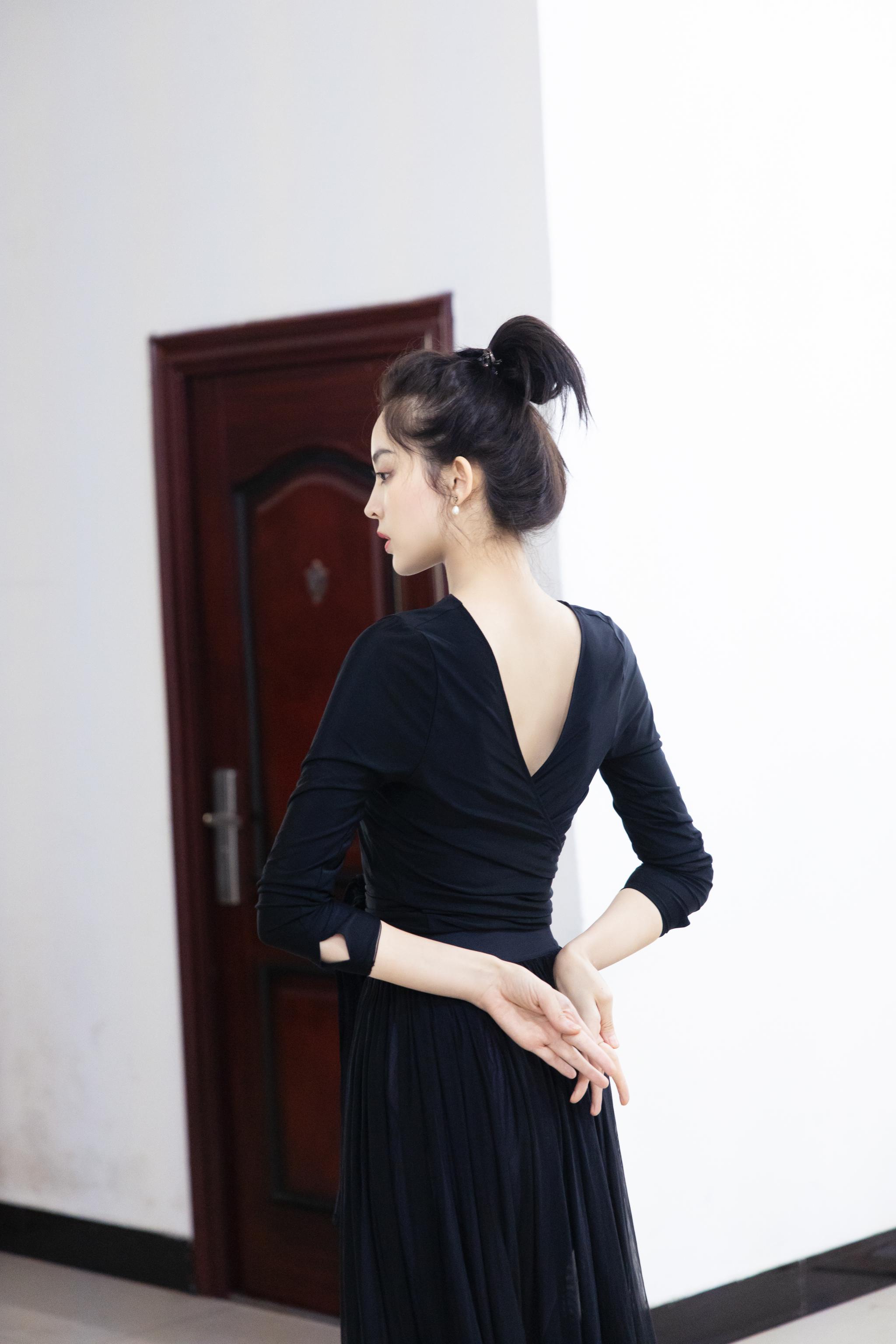 古力娜扎拍摄新剧《大唐明月》,在休息室练习舞蹈身段苗条