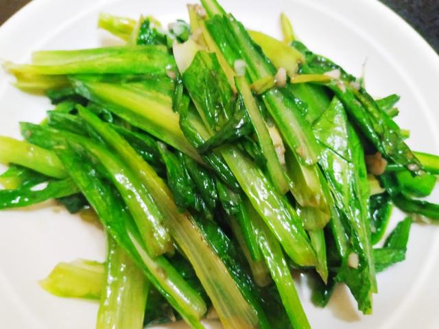 明日立夏,宜多食素,随手炒一道绿色蔬菜,清新爽口,肠胃也舒服