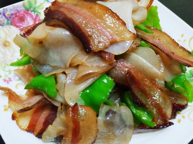陕南特色农家菜,自制腊肉炒干土豆片,老公一人吃掉一大盘,真香