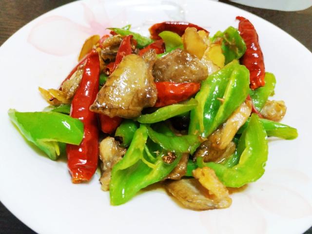 鸡皮也能单独做成一盘菜?教你这秘制吃法,香辣软糯,下酒下饭