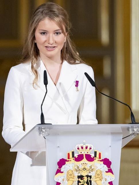 比利时女王储新照,扎起高马尾穿紧身衣,太有18岁少女的活力