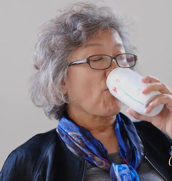 不是老的人都丑,宋春丽69岁衰老很从容,穿的随意也显高级