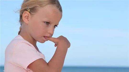 为什么小孩总是喜欢咬指甲家长别急着打骂找准原因才最关键