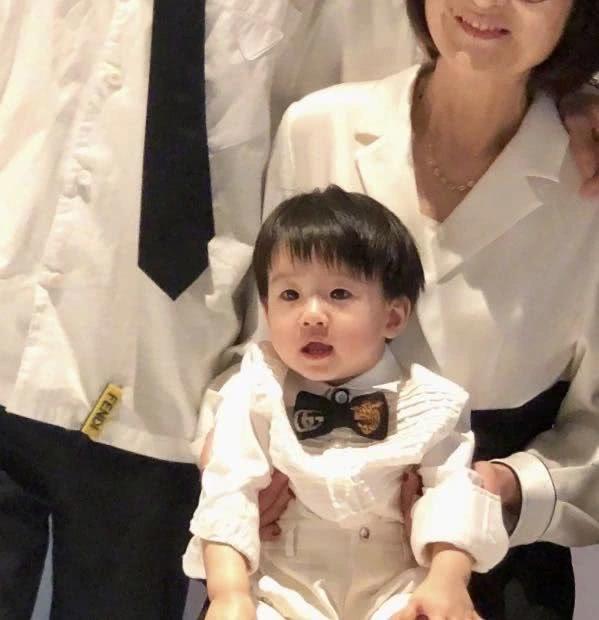 麦迪娜姜潮为儿子庆生丹尼尔大方出镜单眼皮模样更像奶奶