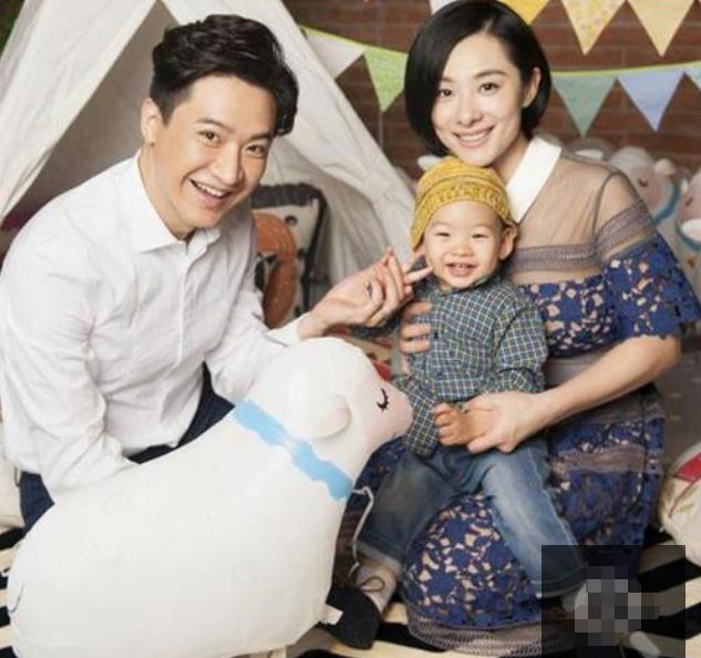 41岁体操皇后刘璇官宣二胎,打扮利落清纯,双手抚肚母爱满满