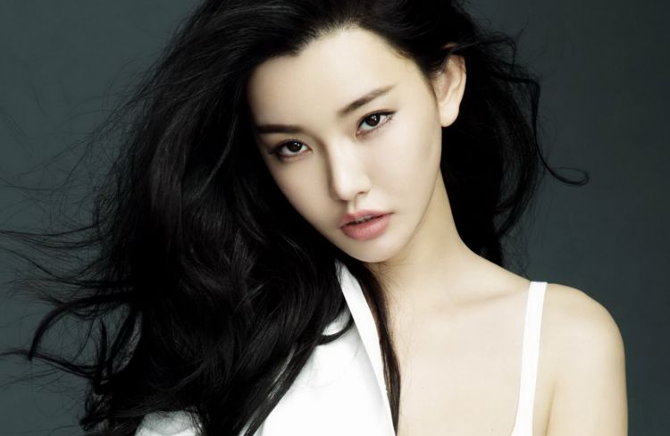 被王晶发掘时才读大学,拍3部电影票房26亿,今成"最美晶女郎"