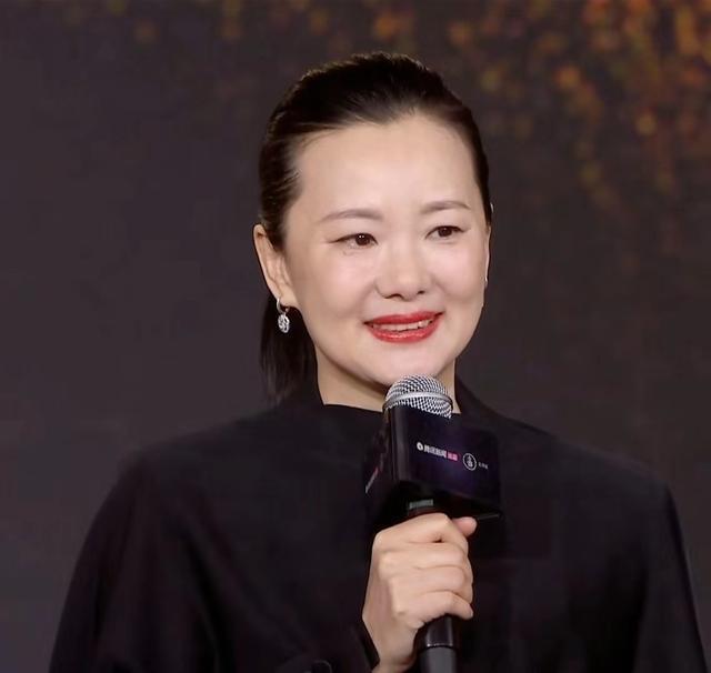 中年女性发福,微胖怎么穿?50岁咏梅的"优雅遮肉穿搭",值得学