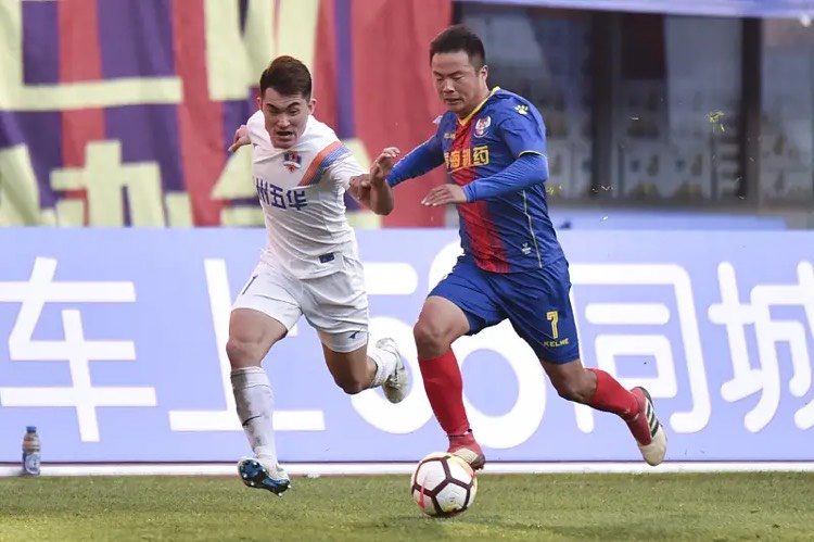 仅剩1个转会名额青岛黄海试训两将只留一个中甲最佳已出局