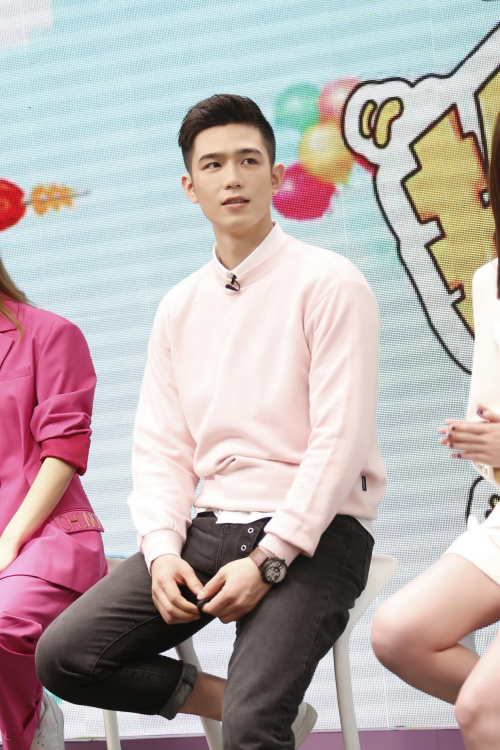 《你成功引起我的注意了》甜蜜开播利晴天粉色系休闲装亮相发布会