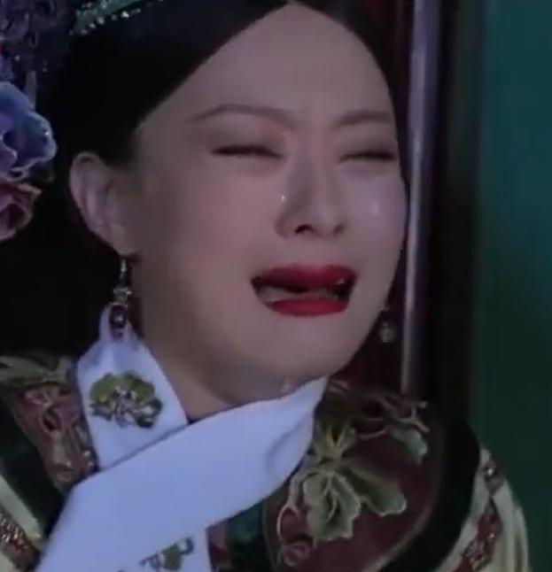 回忆结束后,孙俪的表演方式转为崩溃大哭,走路的脚步也十分踉跄,隔着