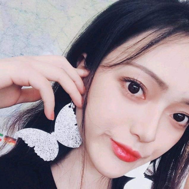 edg厂长女友公开秀恩爱,网友看到她的行为后,直接批评太做作