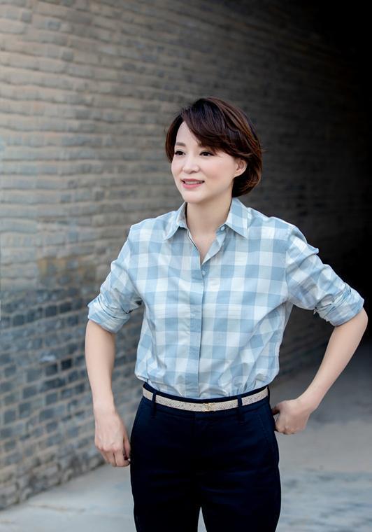 46岁的董卿气质真好,衬衫配波波头简约大气,不愧是"央视一姐"