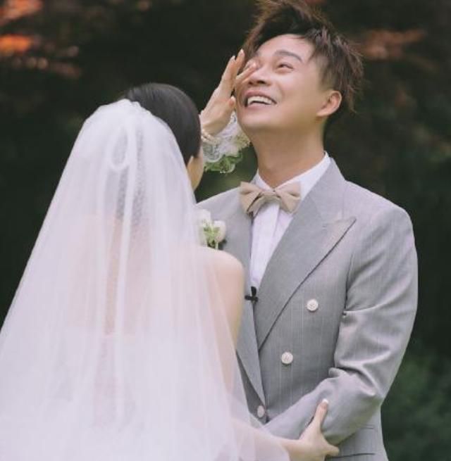 王牌主持人沈涛婚礼现场照沈涛和妻子站在花环下十分甜蜜