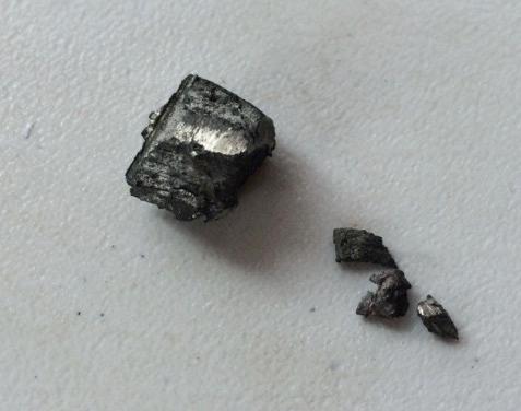 钇矿石三元锂离子电池组是这样一个结构,以镍钴锰或者是镍钴铝,当然