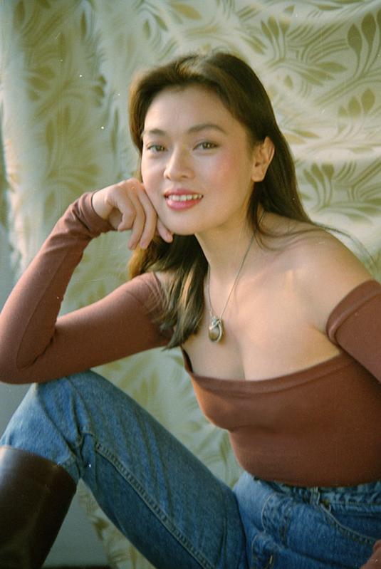 史可早期的清纯写真,穿修身方领衫搭牛仔裤