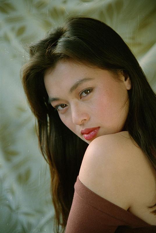 史可早期的清纯写真,穿修身方领衫搭牛仔裤