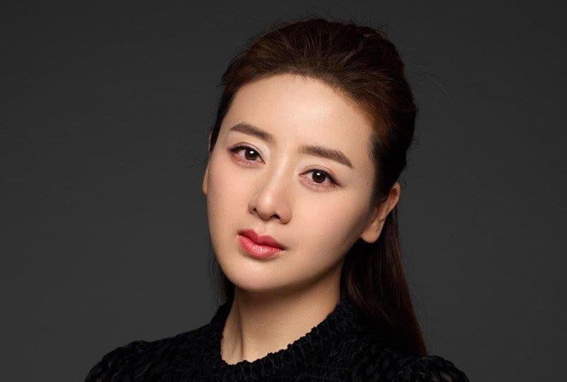 她嫁给恩师却不幸福如今二婚嫁给小6岁大明星被老公宠上天