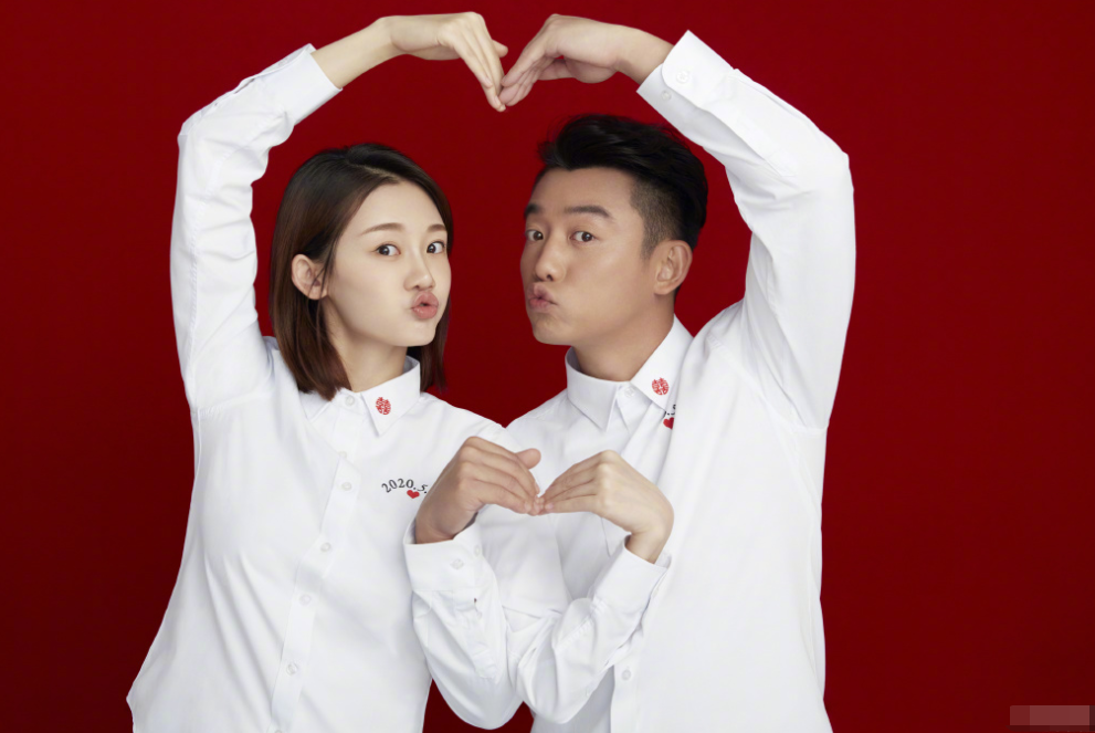 两人晒九宫格照嘟嘴秀恩爱,孕肚上贴喜好幸福