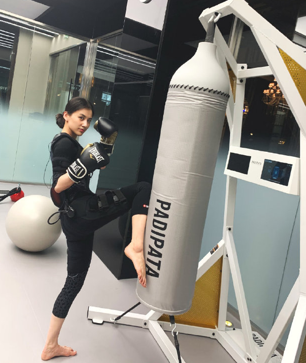 黄圣依这身材可以c位出道了!练瑜伽大秀腹肌,好身材全靠自律