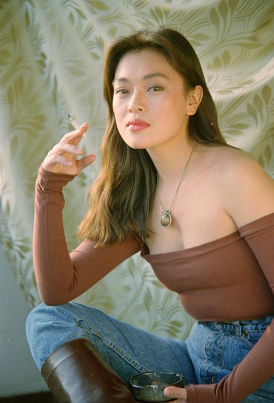史可早期的清纯写真,穿修身方领衫搭牛仔裤
