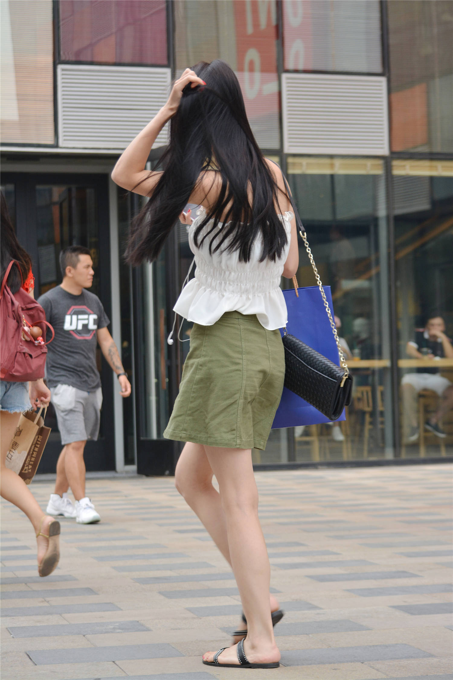 穿着短裙搭配平底凉鞋,这是对自信,也喜欢休闲风格