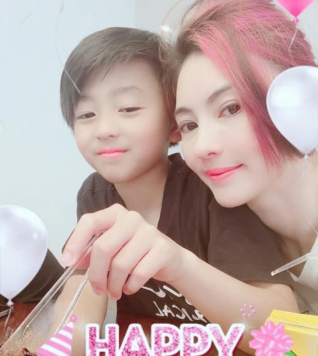 张柏芝接两个儿子放学过马路时手牵手lucas身高赶上妈妈