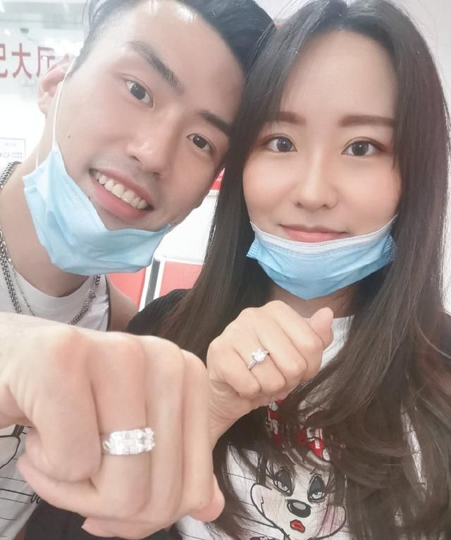 又一位中国国手大婚最萌身高差很亮他跪下来和女友一样高