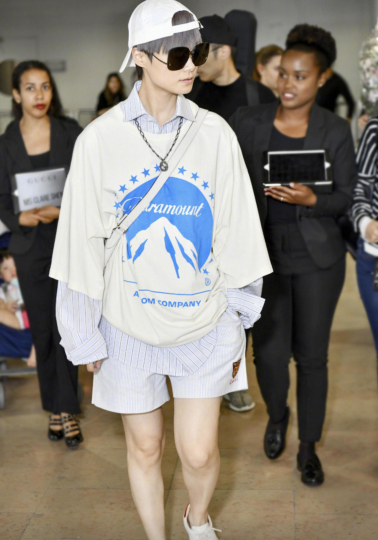 衬衫叠穿白t恤活力十足,桀骜不驯