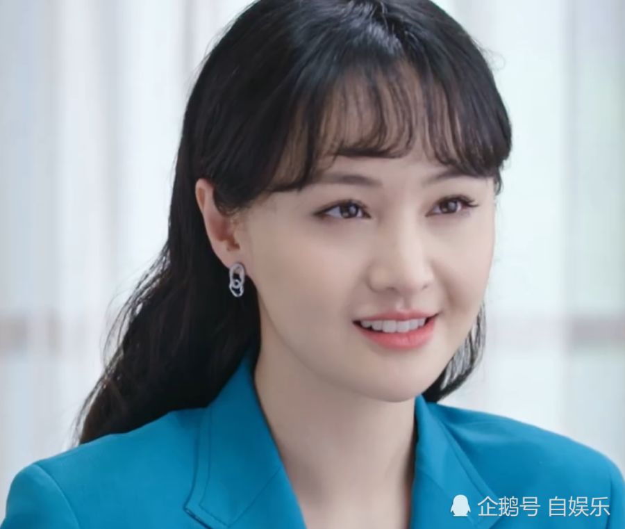 怪不得郑爽不喜欢穿高跟鞋,翘二郎腿的那一刻,脚码太不真实了