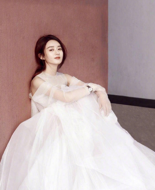 女明星婚纱照:热巴美艳,刘亦菲清纯,关晓彤太仙,赵丽颖最意外