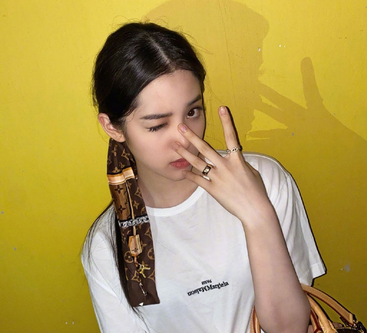 果然是半年赚7千万的人,欧阳娜娜一根发带1千7,配t恤好复古