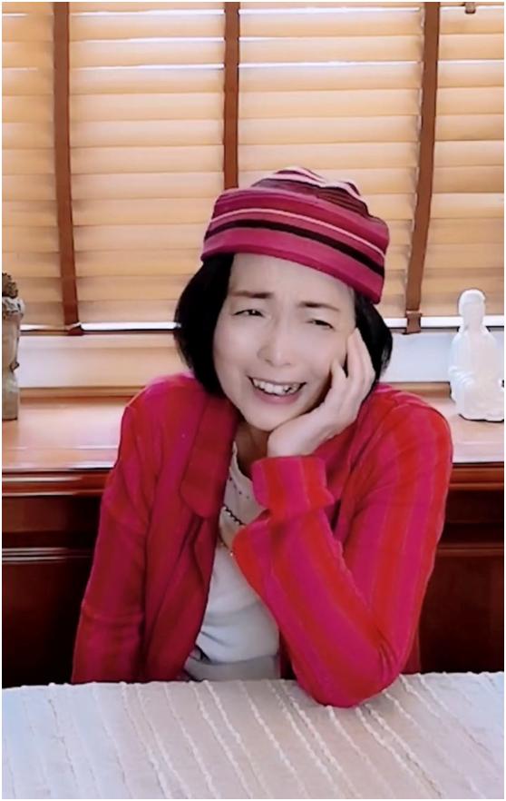 56岁石榴姐近照曝光,打扮粉嫩状态在线,与网友互动超