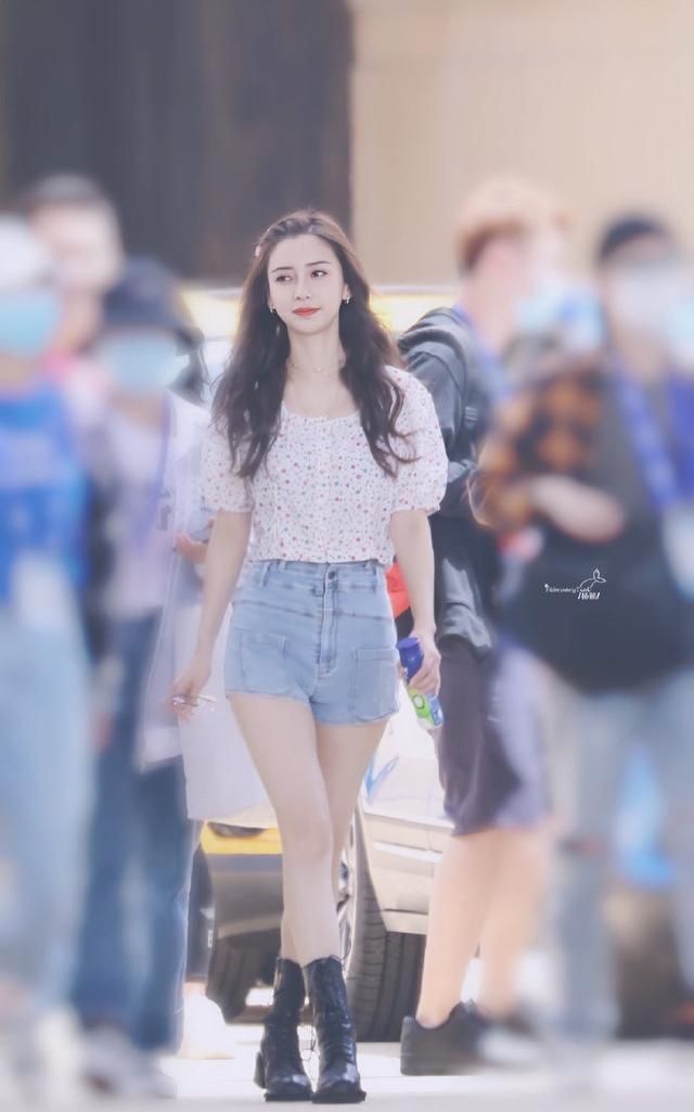 angelababy跑男录制,碎花t恤配超短裤,火辣穿搭却意外暴露缺陷