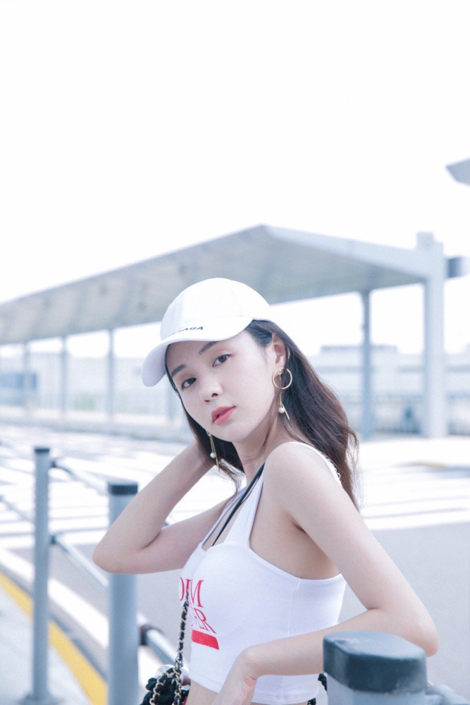 郑合惠子身材虽苗条但曲线感十足露脐背心配运动裤显高又洋气