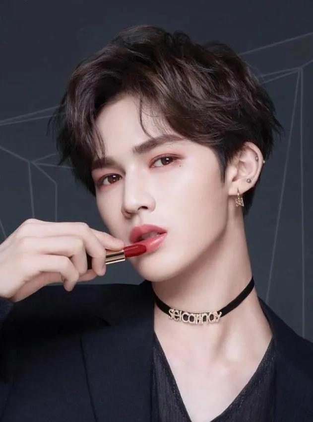 朱正廷的口红广告也是一大槽点. 从"大浓妆"海报