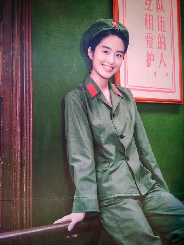 杨采钰被冯小刚导演选中参演《芳华》,姣好的形象为人称赞.