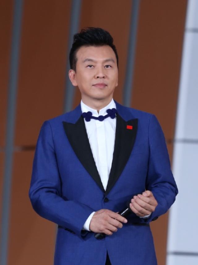 张泽群首晒娃!55岁感情生活成谜?发文严肃辟谣跪下求婚董卿传闻