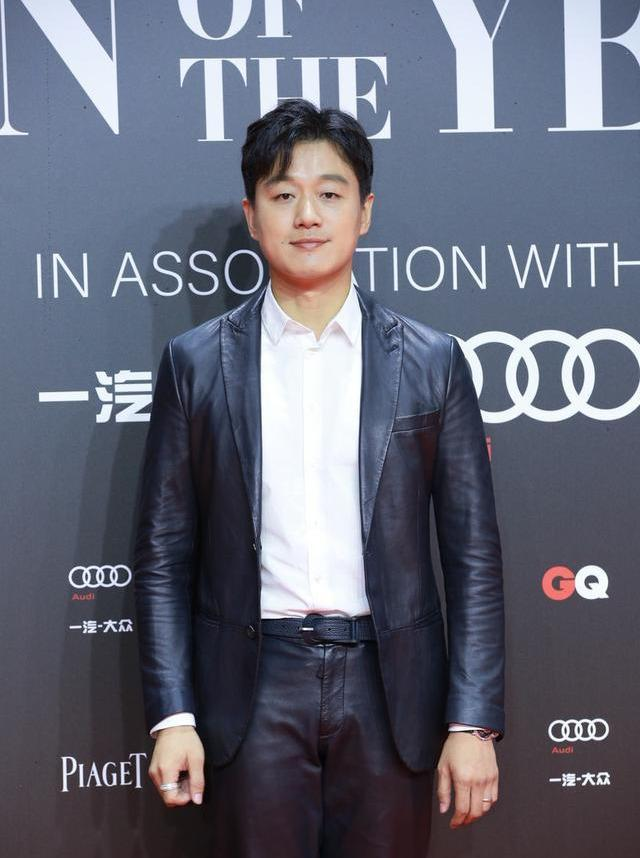 41岁佟大为越来越成熟,蓝色皮衣配牛仔裤,身材气质都不错